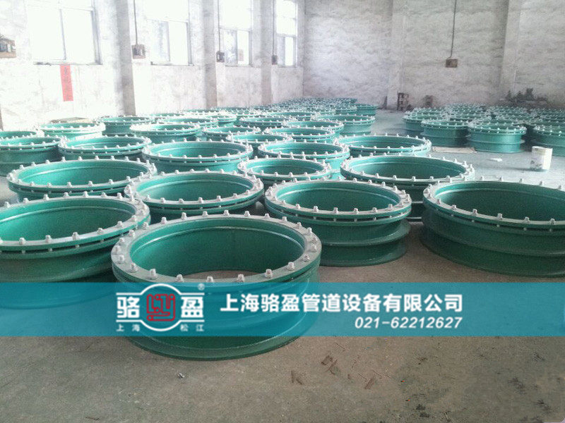 河南省駐馬店市正陽(yáng)縣柔性人防套管發(fā)貨圖 /></p>人防套管主要應(yīng)用于管道穿墻處不承受管道振動(dòng)和伸縮變形的建筑物，一般情況下，如果只是考慮到管道的穿墻，不需考慮管道的位移變形，只需要選用人防套管。如果對(duì)于地震設(shè)防要求比較高的地區(qū)，在使用人防套管的同時(shí)應(yīng)在該建筑物外墻管道設(shè)置柔性連接，從而達(dá)到墻體的防水目的。<br />    人防套管安裝說(shuō)明：① 按照設(shè)計(jì)圖樣的要求，在建筑物上定出管道走向、位置和標(biāo)高，確定支架的位置和數(shù)量 ② 安裝支架。根據(jù)確定好的支架位置和施工現(xiàn)場(chǎng)的實(shí)際情況，選定支架的安裝方式，將支架安裝到位③ 預(yù)制管段。根據(jù)施工圖，根據(jù)施工現(xiàn)場(chǎng)的實(shí)際情況，按照測(cè)線的方法，繪制各段管線加工圖，將劃分加工好的管段，分段下料，編好序號(hào)，開(kāi)好坡口，以備組對(duì)④ 管道就位。把預(yù)制好的管段安放到支架上，并采取臨時(shí)固定措施⑤ 管道連接。將安放好的管道，對(duì)好管口，用焊接的方法，連成管線 ⑥ 找好坡度。按設(shè)計(jì)要求，找好管線坡度。事實(shí)上，坡度在支架安裝時(shí)就已找好，管道連接后，再檢查校對(duì)一下，檢查校對(duì)合格，把管線固定在支架上。<br />    在使用人防套管的時(shí)候，還應(yīng)該注意管子內(nèi)徑與人防套管外徑保持一致。如果在人防套管安裝后發(fā)現(xiàn)管道出現(xiàn)縫隙，可以采用柔性石棉材料進(jìn)行填充。<br />    駱盈管道專(zhuān)業(yè)生產(chǎn)人防套管。人防套管主要應(yīng)用于管道穿墻處不承受管道振動(dòng)和伸縮變形的建筑物，一般情況下，如果只是考慮到管道的穿墻，不需考慮管道的位移變形，只需要選用人防套管。駱盈生產(chǎn)的河南省駐馬店市正陽(yáng)縣<a href=http://www.luoying168.com target=_blank class=infotextkey>鴨嘴閥</a>能夠?qū)崿F(xiàn)污水的正向流出反向止逆的功能，產(chǎn)品質(zhì)量符合~標(biāo)準(zhǔn)。駱盈管道專(zhuān)業(yè)生產(chǎn)二十多種不同類(lèi)型的<a href=http://www.luoying168.com target=_blank class=infotextkey>鴨嘴閥</a>，產(chǎn)品質(zhì)量符合~標(biāo)準(zhǔn)，并且我公司長(zhǎng)期與國(guó)內(nèi)的一大批知名的鋼鐵閥門(mén)廠家進(jìn)行合作并建立深厚的合作友誼，產(chǎn)品質(zhì)量經(jīng)得起實(shí)踐的檢驗(yàn)，專(zhuān)業(yè)致力于管道行業(yè)二十多年，駱盈品質(zhì)值得您的信賴。駱盈管道作為專(zhuān)業(yè)的生產(chǎn)鴨嘴閥廠家，產(chǎn)品質(zhì)量經(jīng)得起實(shí)踐的檢驗(yàn)，駱盈產(chǎn)品不僅性能優(yōu)良，而且鴨嘴閥價(jià)格也是十分的優(yōu)惠。河南省駐馬店市正陽(yáng)縣鴨嘴閥哪家好，駱盈管道是選。<p style=